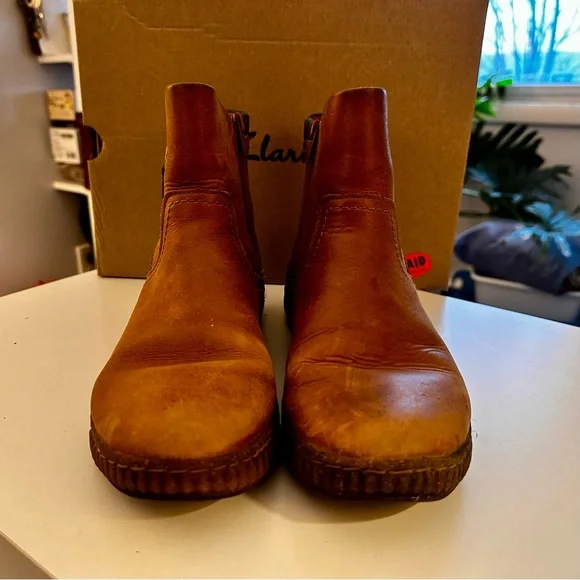 Clarks | Women’s Tan Leather Chukka Boots with Side Zip - Picture 3 of 10